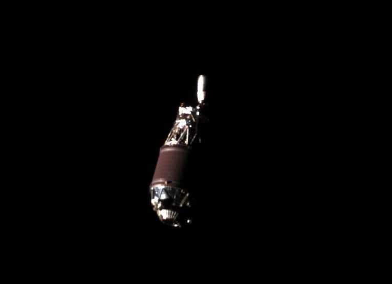 Зонд-мусорщик заснял ступень ракеты, блуждающую на орбите Земли